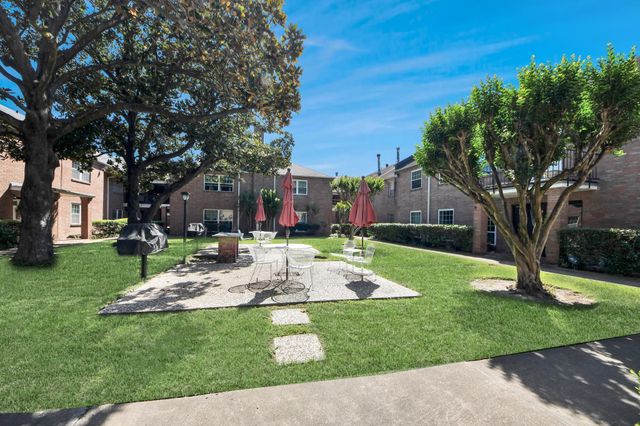 2711 Briarhurst Drive 18, Houston, TX 77057