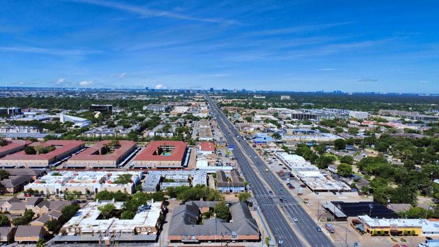2711 Briarhurst Drive 18, Houston, TX 77057