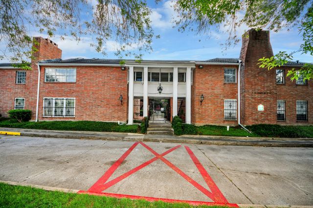 2711 Briarhurst Drive 18, Houston, TX 77057