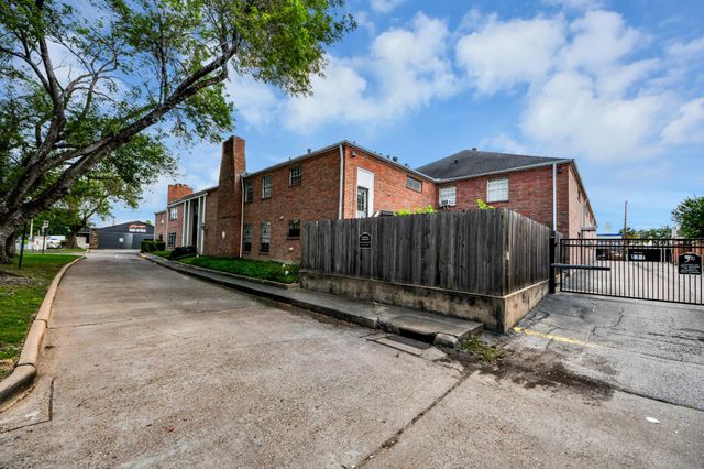 2711 Briarhurst Drive 18, Houston, TX 77057