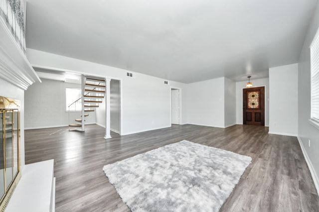 2711 Briarhurst Drive 18, Houston, TX 77057