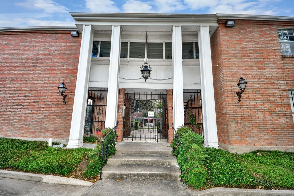 2711 Briarhurst Drive 18, Houston, TX 77057