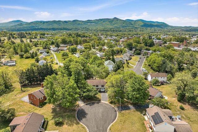300 Brittany LN, Salem, VA 24153