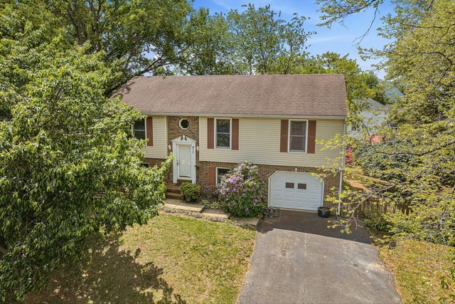 300 Brittany LN, Salem, VA 24153