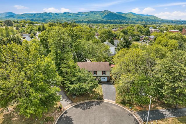 300 Brittany LN, Salem, VA 24153