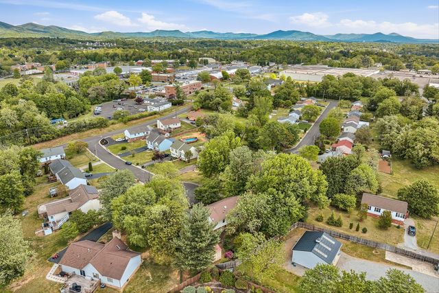 300 Brittany LN, Salem, VA 24153