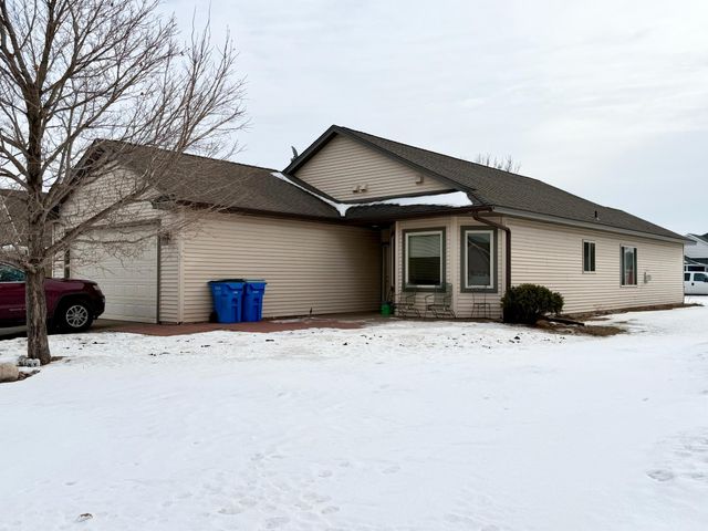 573 Taft Loop S, Cambridge, MN 55008