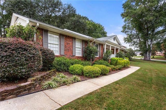 1749 Rangewood Drive SW, Lilburn, GA 30047