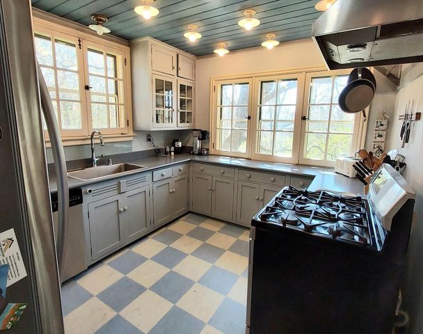 711 Acacia ROAD, Glendale, WI 53217