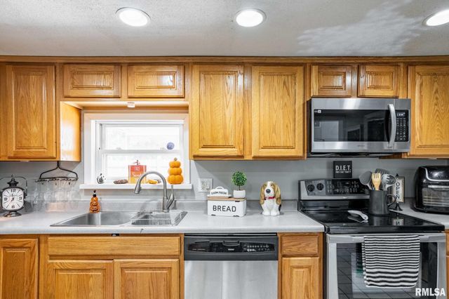 522 N DIVISION Street, Carterville, IL 62918