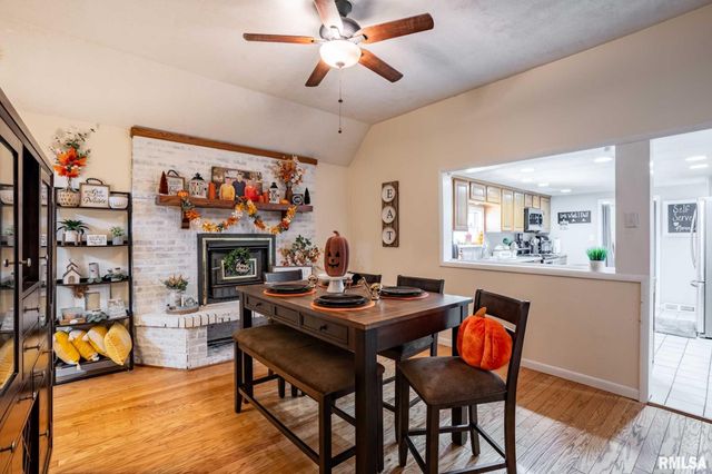 522 N DIVISION Street, Carterville, IL 62918