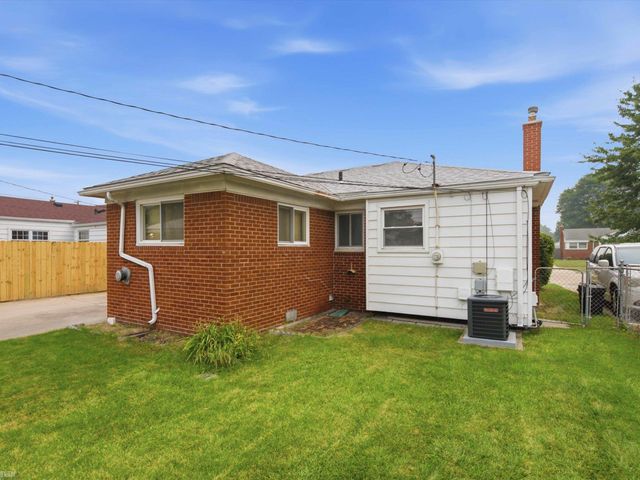 28611 Groveland Street, Roseville, MI 48066