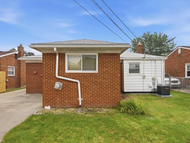 28611 Groveland Street, Roseville, MI 48066