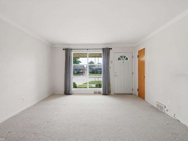 28611 Groveland Street, Roseville, MI 48066