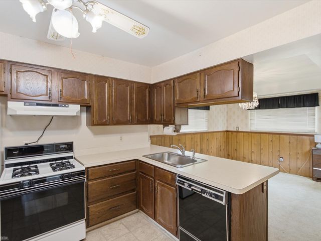 28611 Groveland Street, Roseville, MI 48066