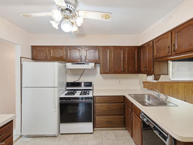 28611 Groveland Street, Roseville, MI 48066