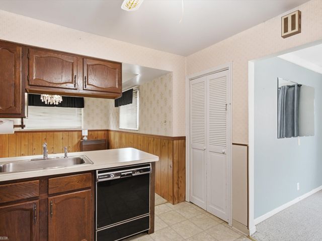 28611 Groveland Street, Roseville, MI 48066