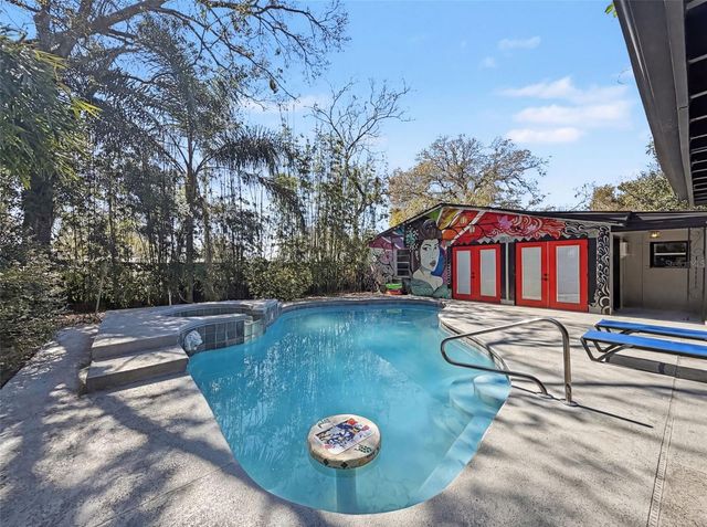 2206 HOWARD LANE, Tampa, FL 33612