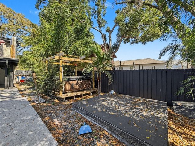 2206 HOWARD LANE, Tampa, FL 33612