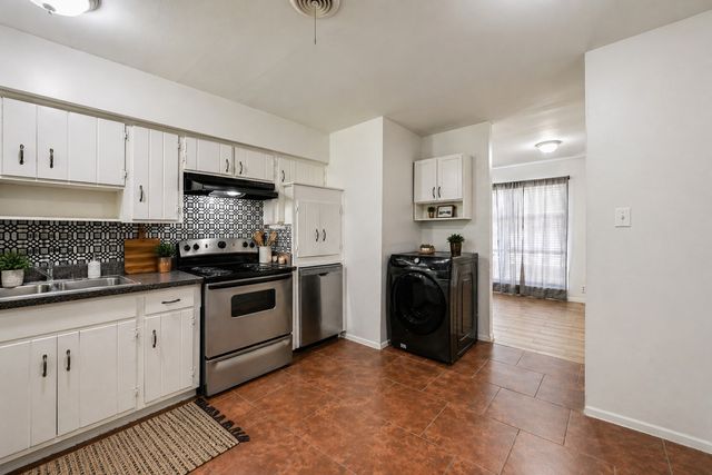 1905 S Cooper Street, Arlington, TX 76010