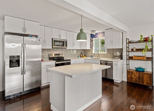 215 Hubbard Road, Lynnwood, WA 98036