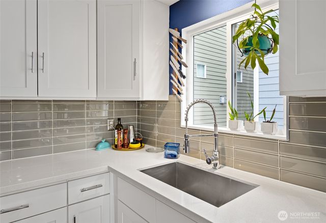 215 Hubbard Road, Lynnwood, WA 98036