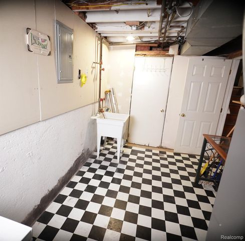 15777 Harrison, Romulus, MI 48174