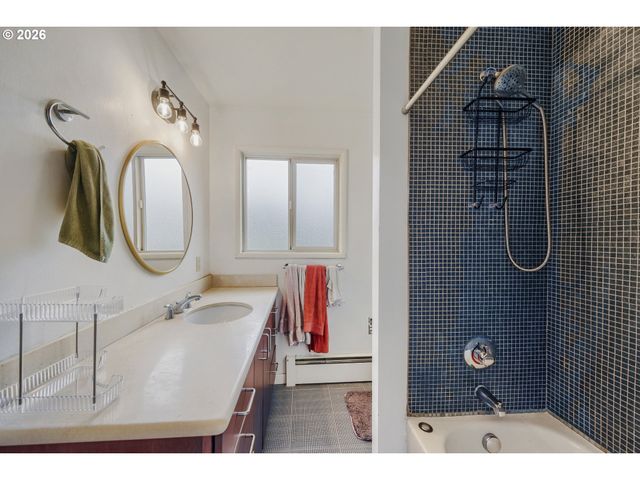 908 Sw GAINES St 24, Portland, OR 97239