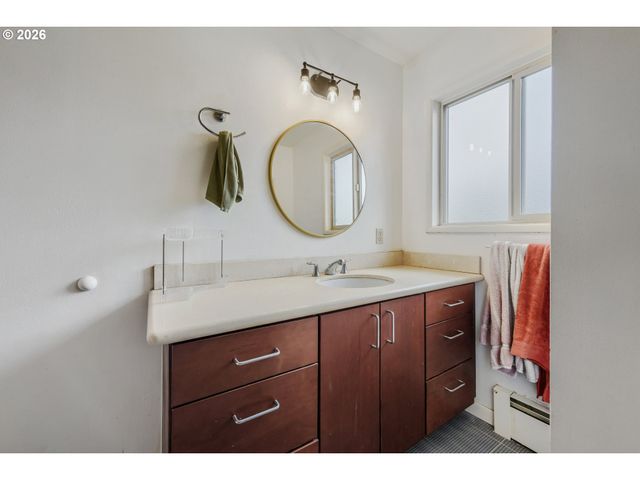908 Sw GAINES St 24, Portland, OR 97239