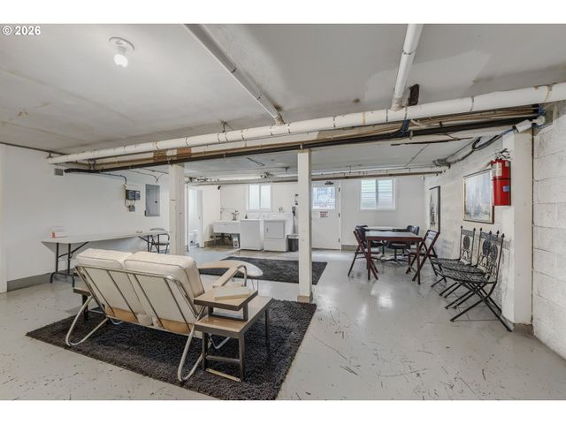 908 Sw GAINES St 24, Portland, OR 97239