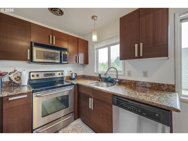 908 Sw GAINES St 24, Portland, OR 97239