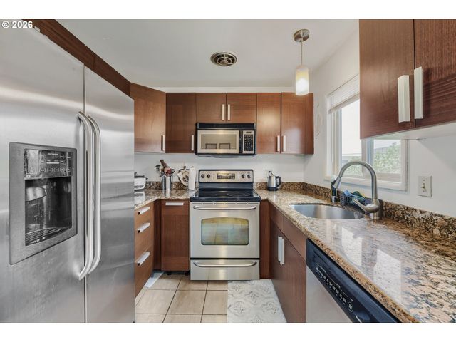 908 Sw GAINES St 24, Portland, OR 97239