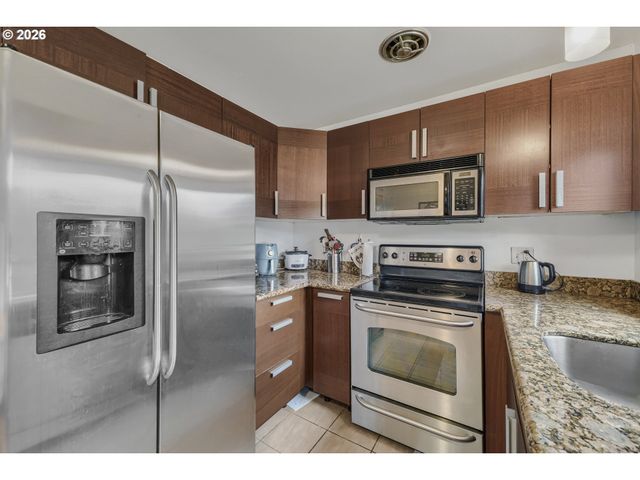 908 Sw GAINES St 24, Portland, OR 97239