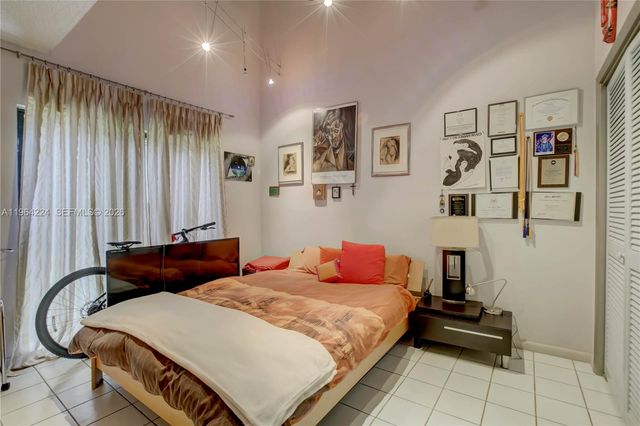 913 Diplomat Pkwy, Hallandale Beach, FL 33009