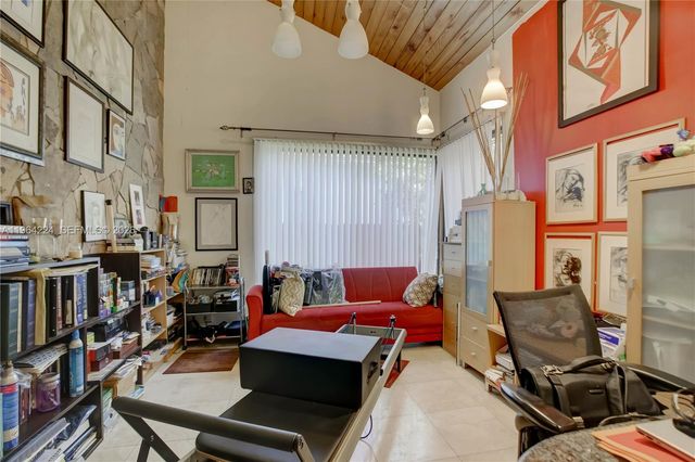 913 Diplomat Pkwy, Hallandale Beach, FL 33009