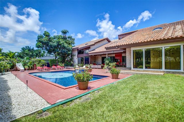 913 Diplomat Pkwy, Hallandale Beach, FL 33009