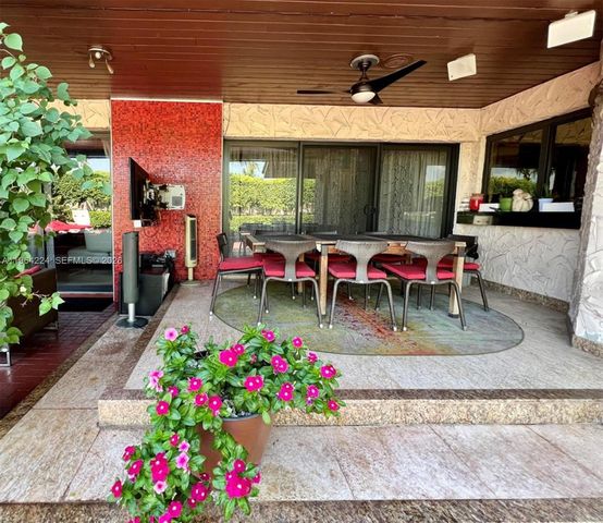 913 Diplomat Pkwy, Hallandale Beach, FL 33009