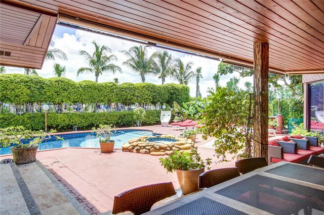 913 Diplomat Pkwy, Hallandale Beach, FL 33009