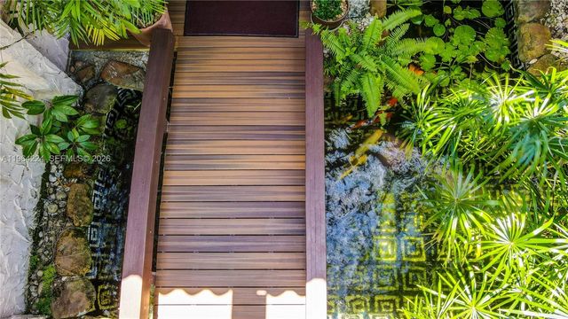 913 Diplomat Pkwy, Hallandale Beach, FL 33009