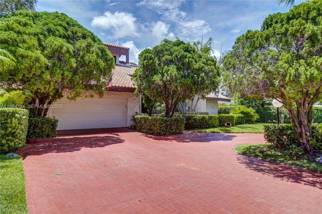 913 Diplomat Pkwy, Hallandale Beach, FL 33009