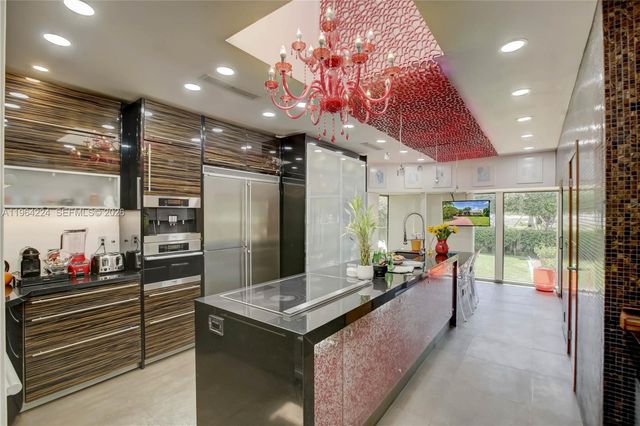 913 Diplomat Pkwy, Hallandale Beach, FL 33009