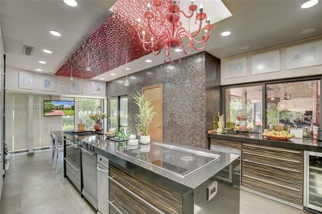 913 Diplomat Pkwy, Hallandale Beach, FL 33009