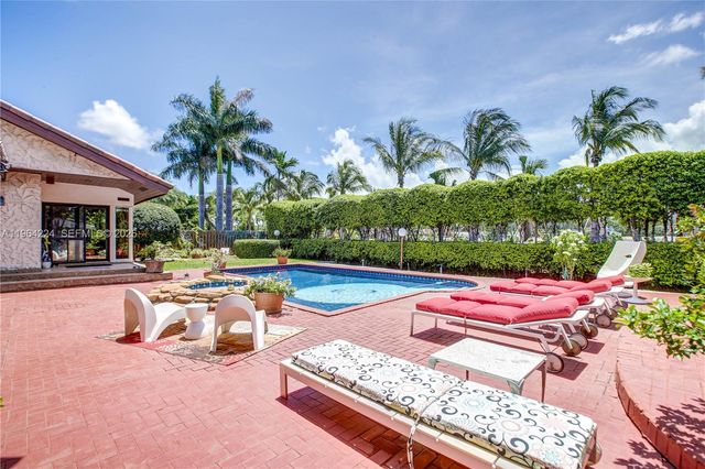 913 Diplomat Pkwy, Hallandale Beach, FL 33009