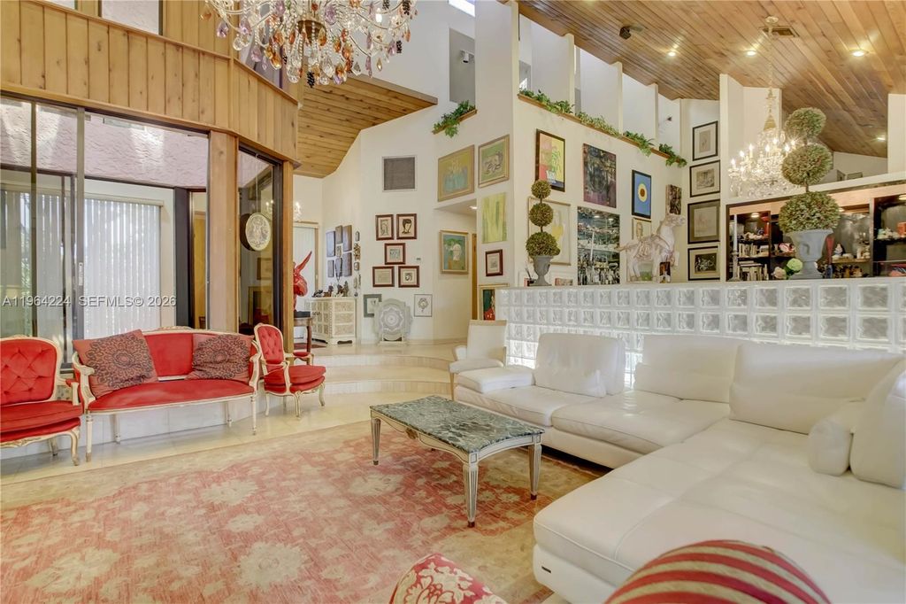 913 Diplomat Pkwy, Hallandale Beach, FL 33009