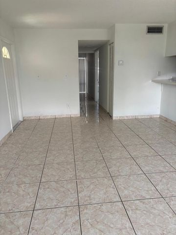 2075 NW 46th Avenue I102, Lauderhill, FL 33313