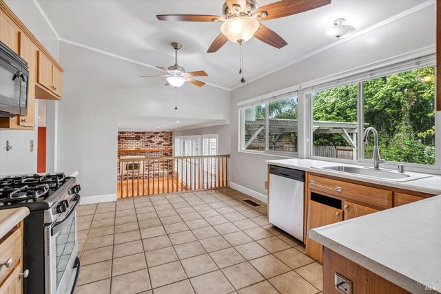 1569 Trellis Ln, Petaluma, CA 94954