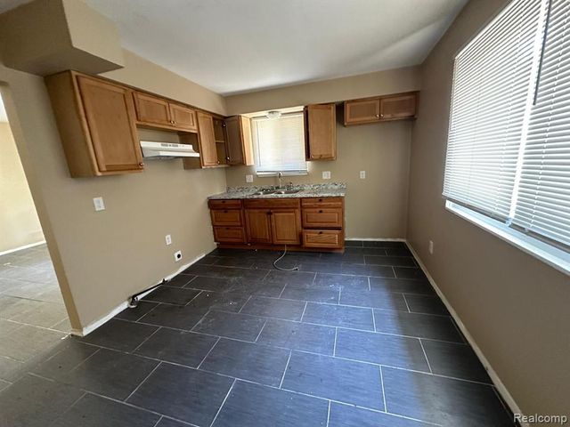 19325 Grandville Avenue, Detroit, MI 48219