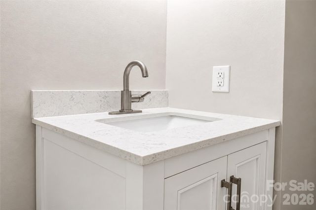 2121 24th Street NE, Hickory, NC 28601