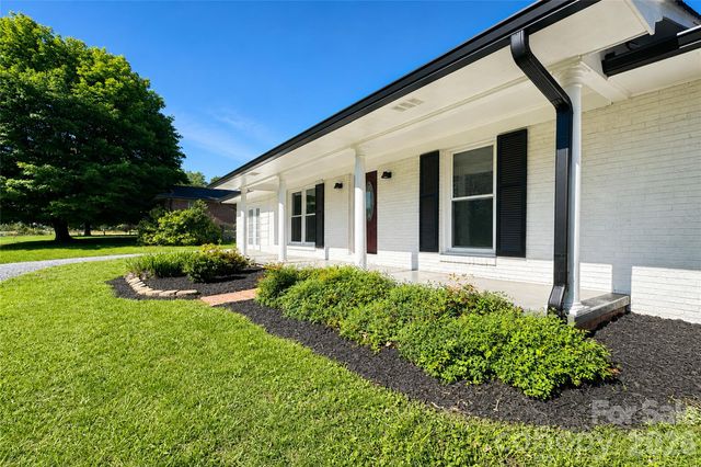 2121 24th Street NE, Hickory, NC 28601