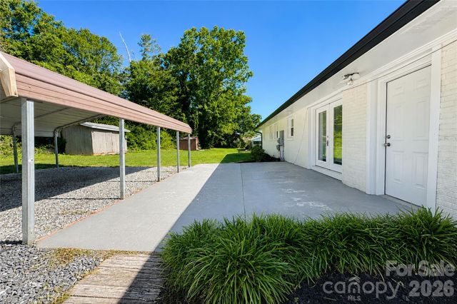 2121 24th Street NE, Hickory, NC 28601